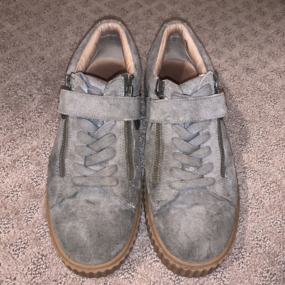 JSlides Sneakers